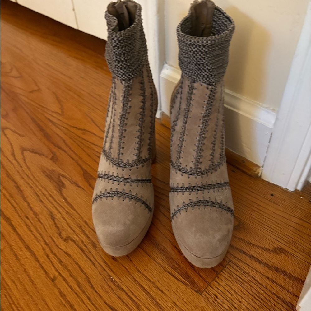 Silent D platform boots